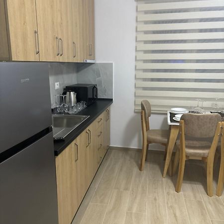 Kevi 'S Place Tiranë Luaran gambar