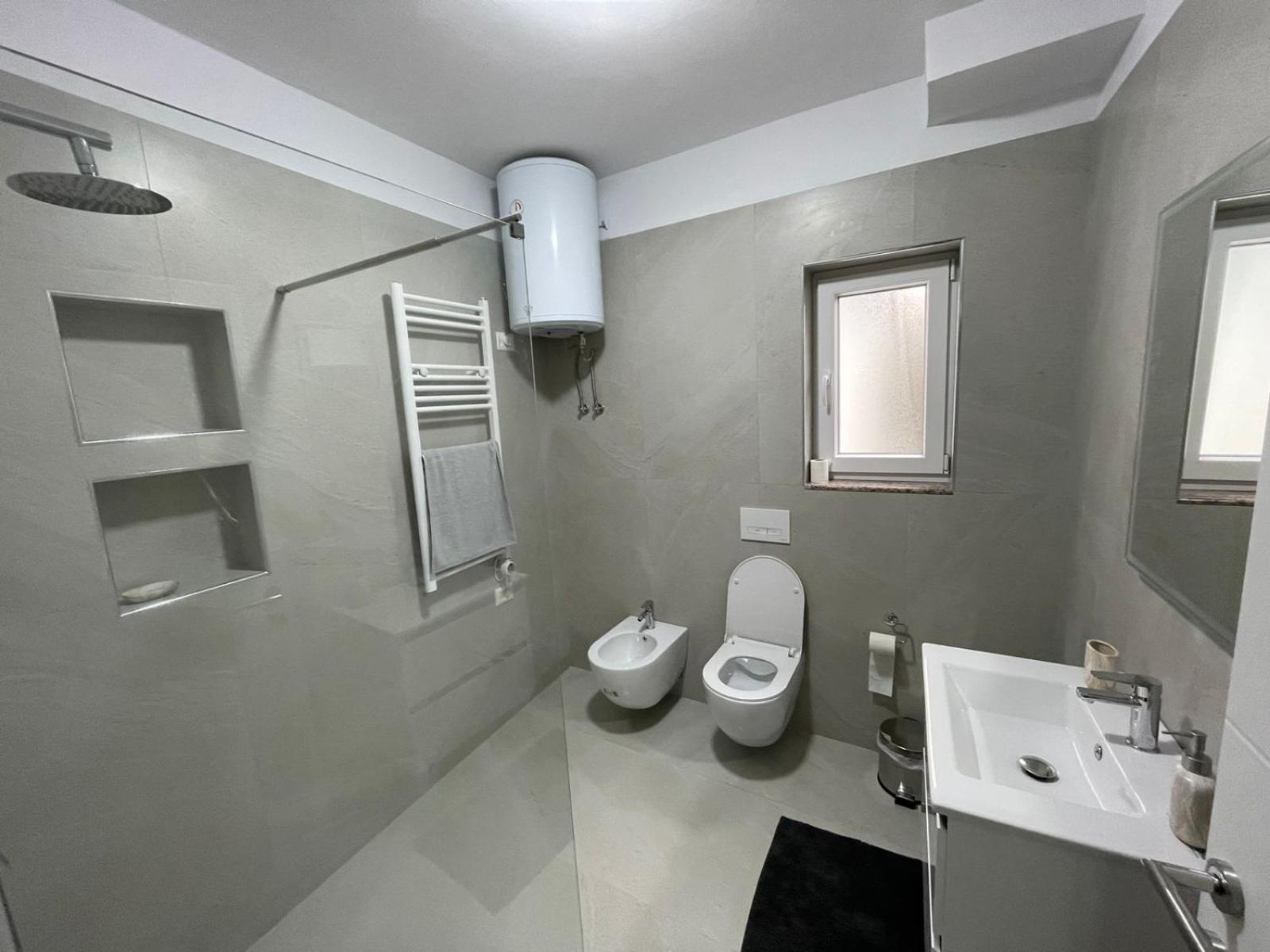 Kevi 'S Place Tiranë Luaran gambar