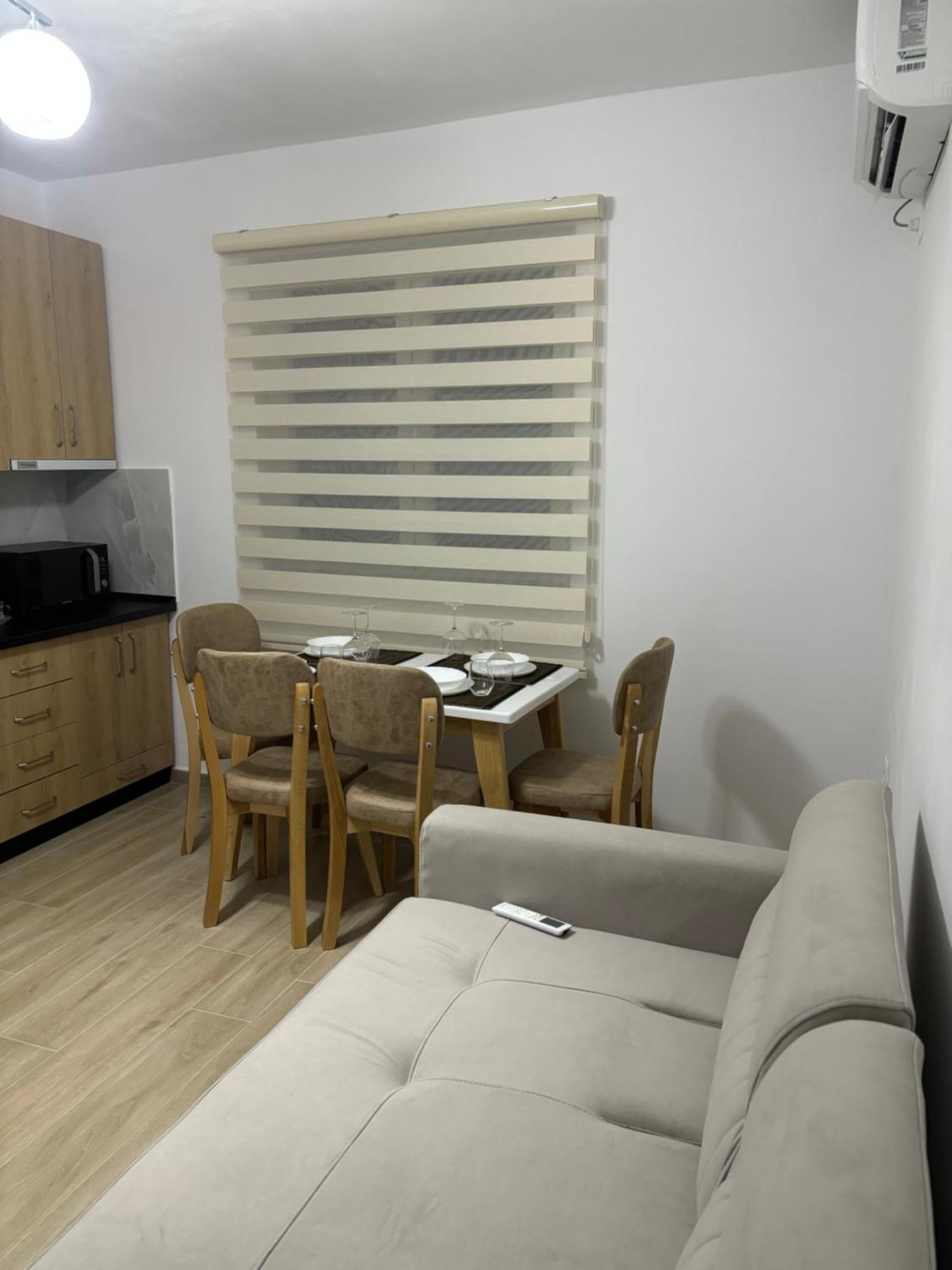 Kevi 'S Place Tiranë Luaran gambar