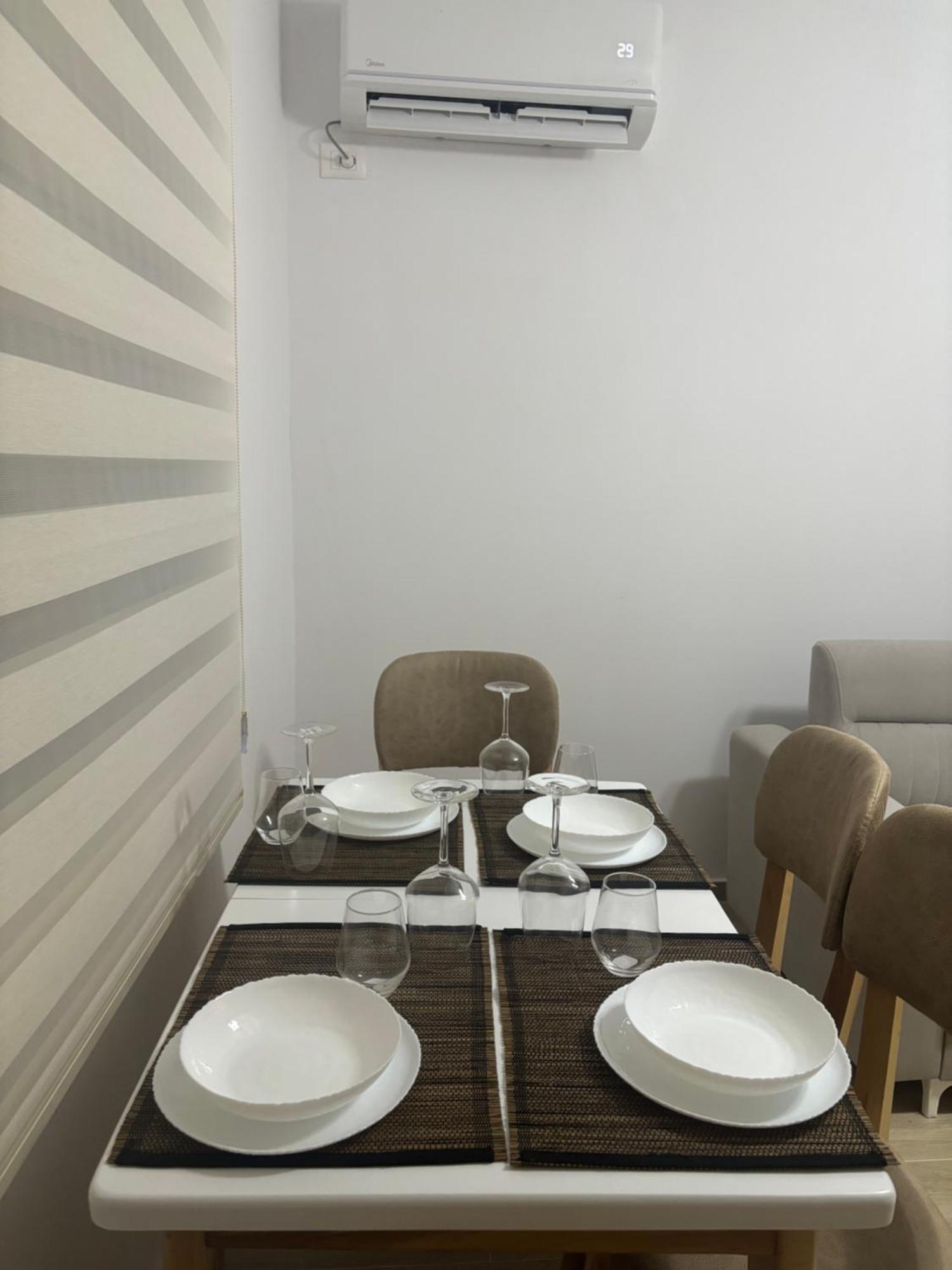 Kevi 'S Place Tiranë Luaran gambar