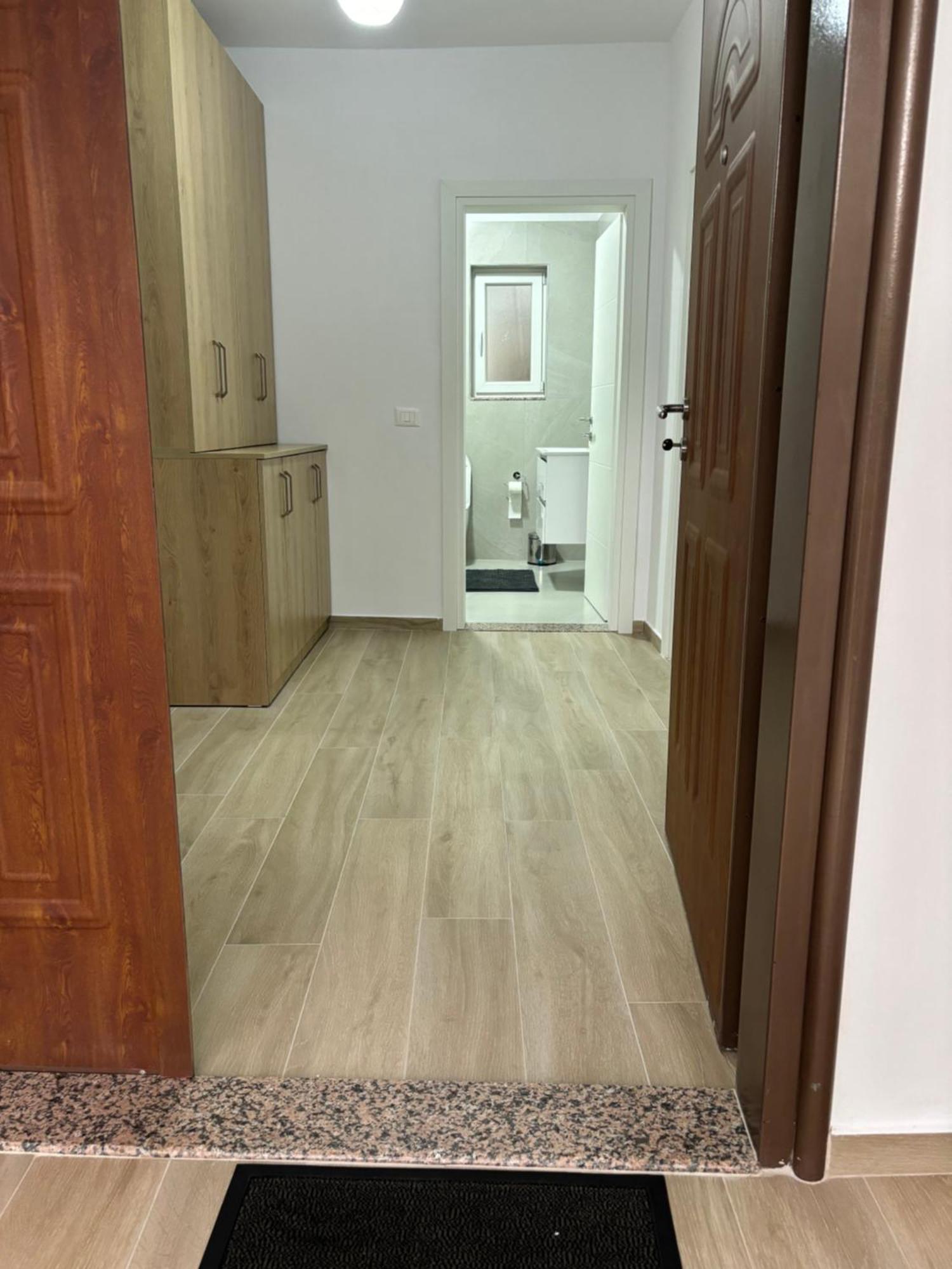 Kevi 'S Place Tiranë Luaran gambar