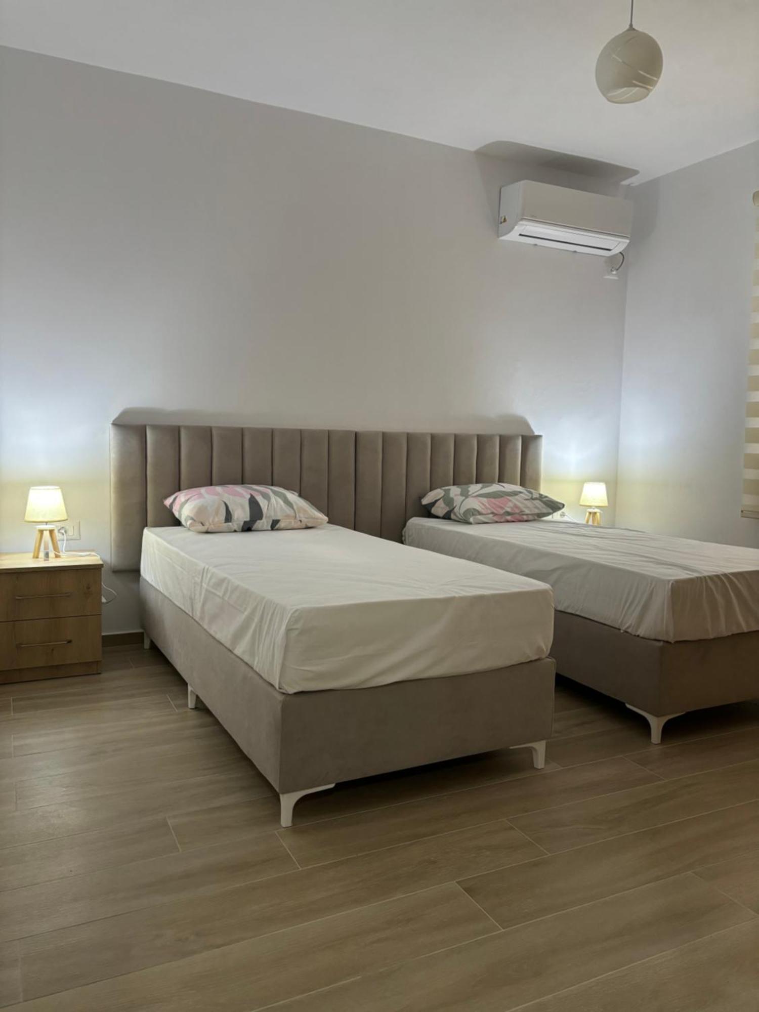 Kevi 'S Place Tiranë Luaran gambar
